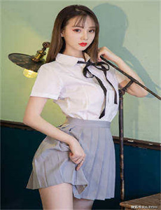 亲切的金子趴在桌子上生猴子